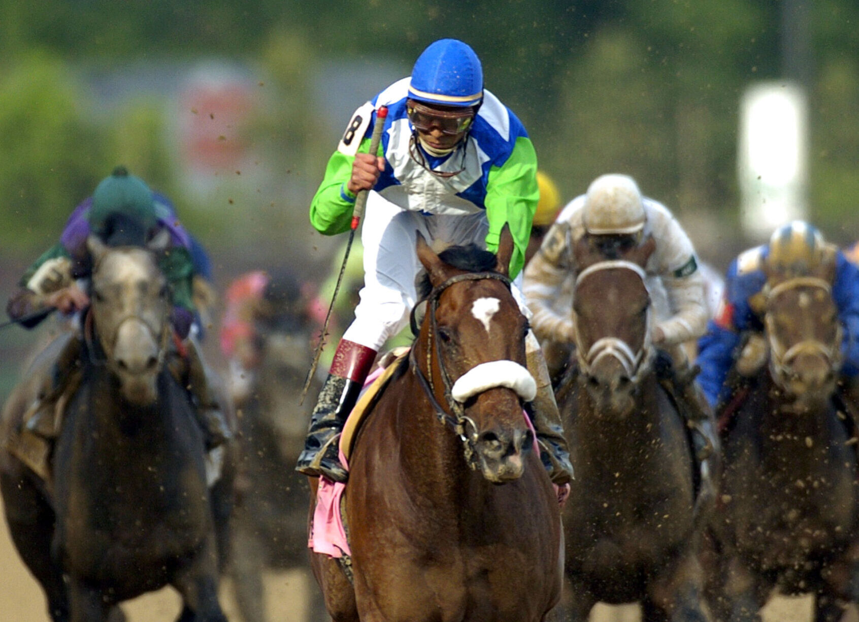 2006: Barbaro storms into lead at top of stretch and wins Kentucky Derby victory